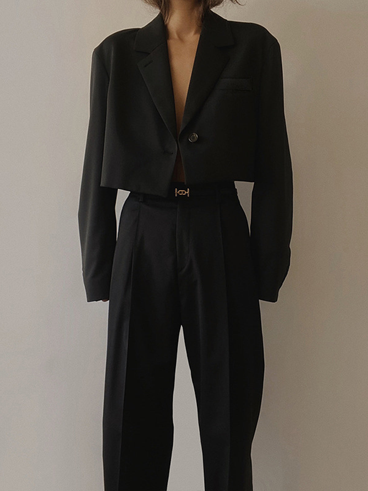 Domina – Chic cropped silhouette – Blazer-Apparel & Accessories > Clothing > Outerwear > Blazers > Cropped Blazers-Cíelo Fióra Atelier